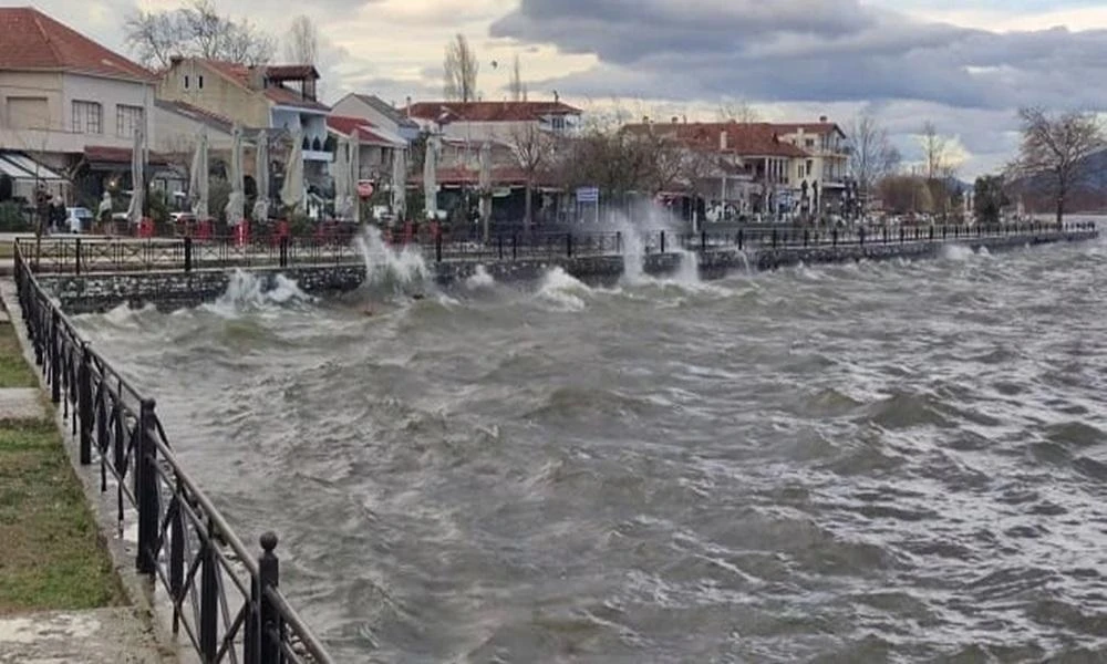 «Αγρίεψε» η λίμνη Παμβώτιδα στα Ιωάννινα από τους ισχυρούς ανέμους